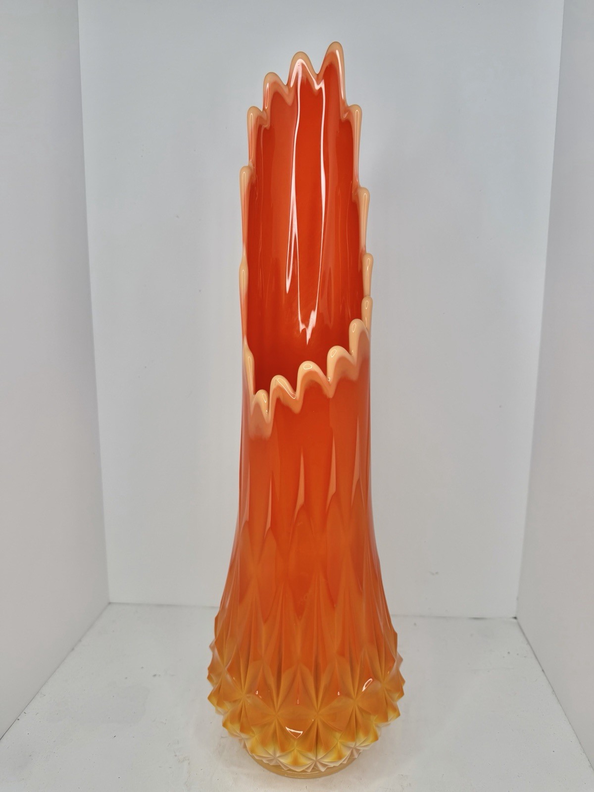 HTF VINTAGE MCM L.E. SMITH 22.75” BITTERSWEET DIAMOND BUTT SWUNG VASE
