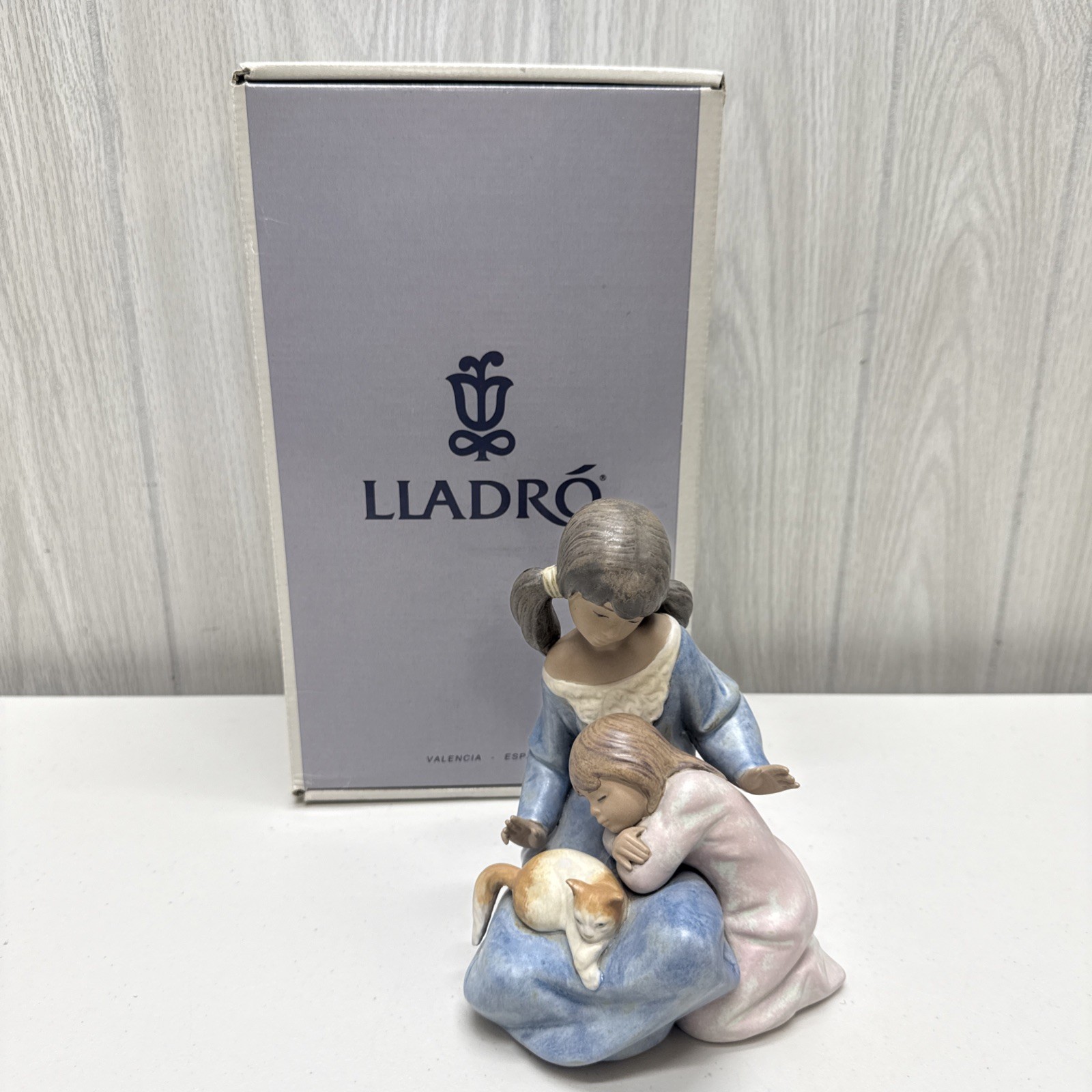 Lladro 12261 Little Sister Retired Mint Condition w/ Box Lladro 12261 Little Sister Retired Mint Condition w/ Box