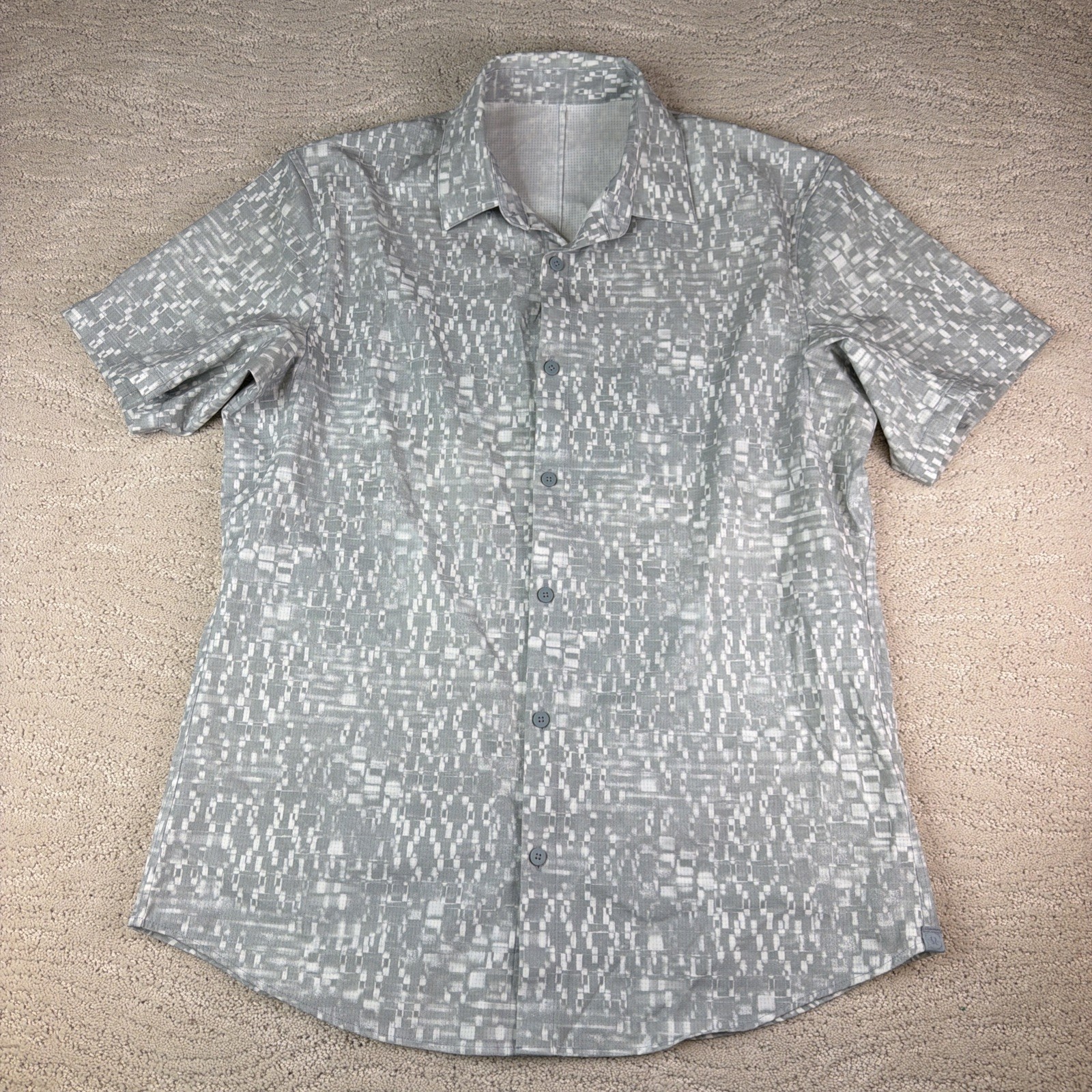 Men’s Lululemon Size Medium Airing Easy Short Sleeve Button Shirt Performance 