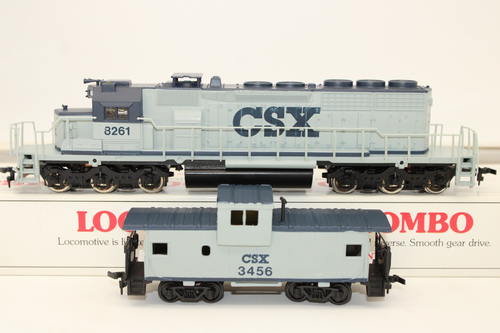 Bachmann HO Scale CSX SD40-2 Diesel Locomotive #8261 & Caboose Combo Set