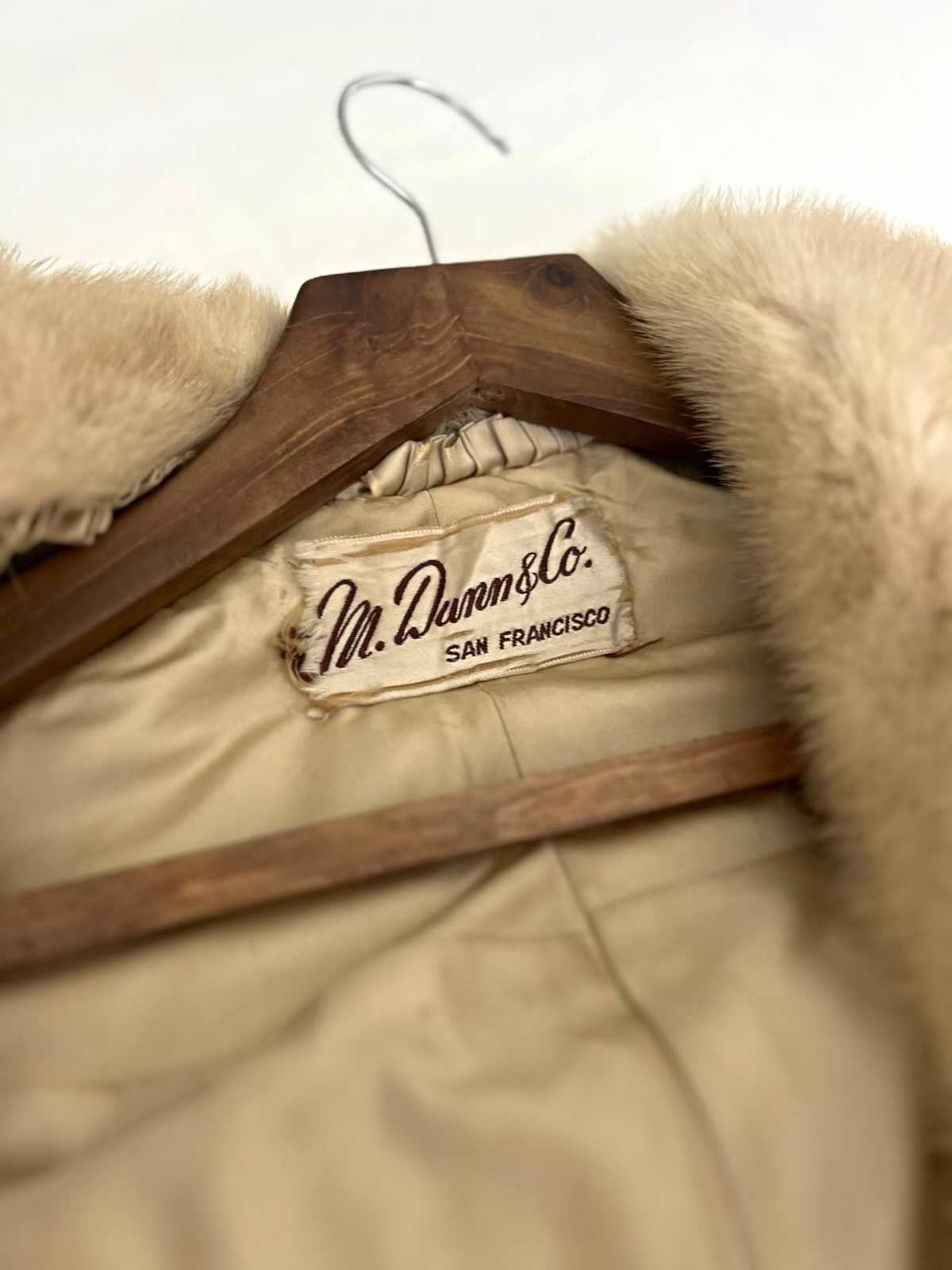 M. Dunn & Co. Vintage Women’s Mink Fur Shawl/Wrap M. Dunn & Co. Vintage Women’s Mink Fur Shawl/Wrap