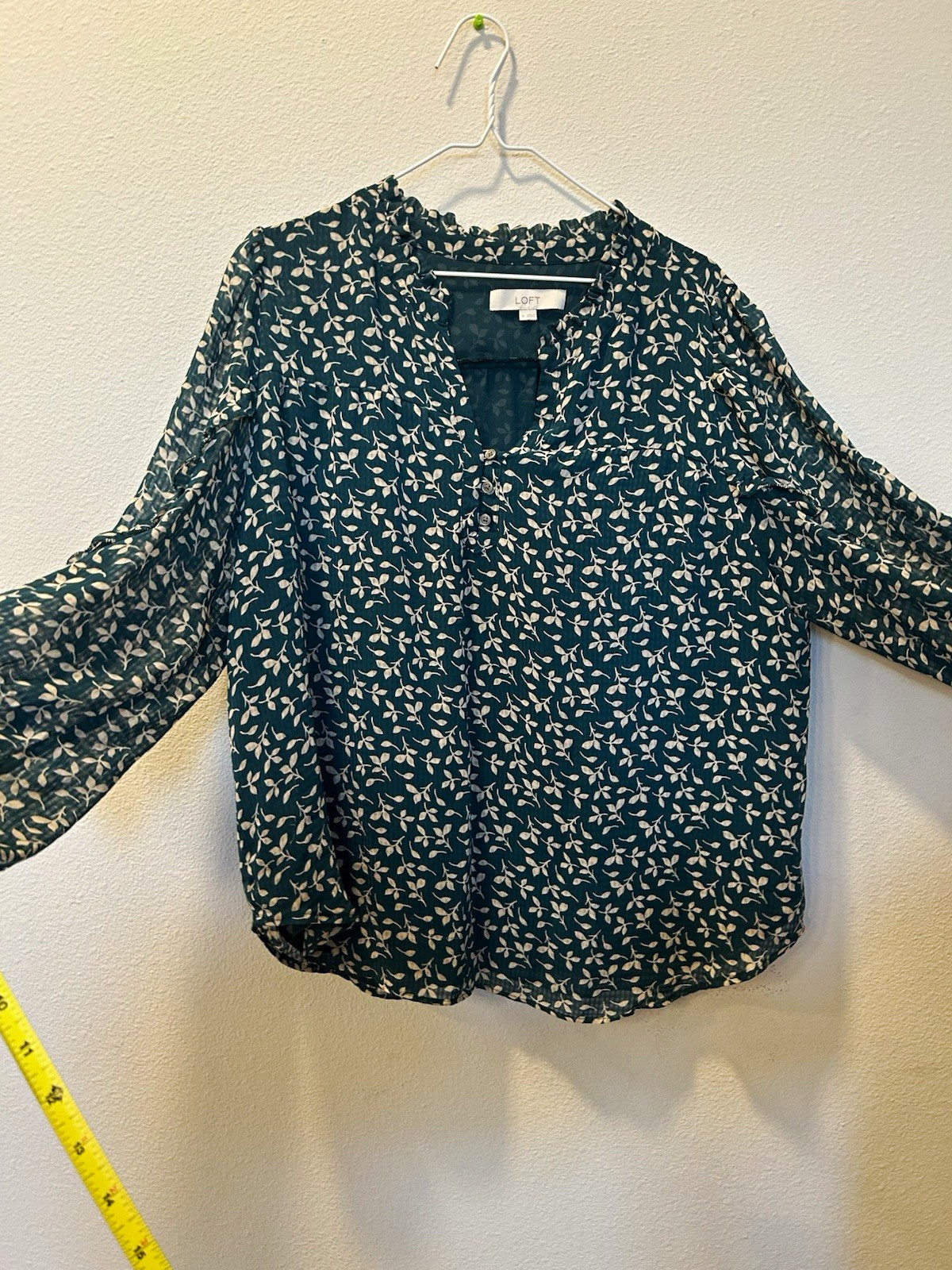 LOFT Women’s Green/White Floral V-Neck Button Ruffle Blouse Long Sleeve XL LOFT Women’s Green/White Floral V-Neck Button Ruffle Blouse Long Sleeve XL