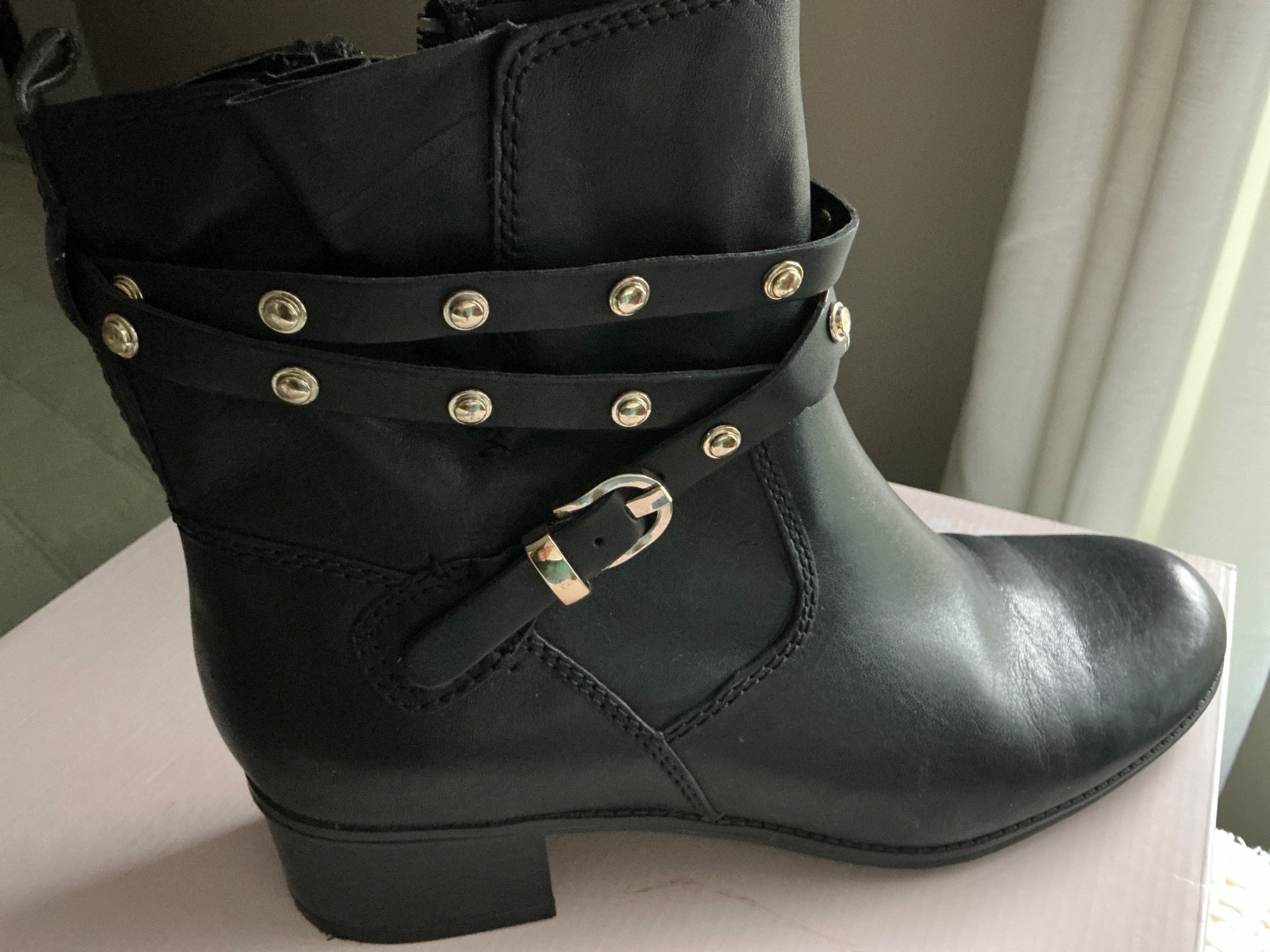 Vtg Y2K Bandolino Boots Black Leather Square Toe Block 1.75” Heel Size 8M Vtg Y2K Bandolino Boots Black Leather Square Toe Block 1.75” Heel Size 8M