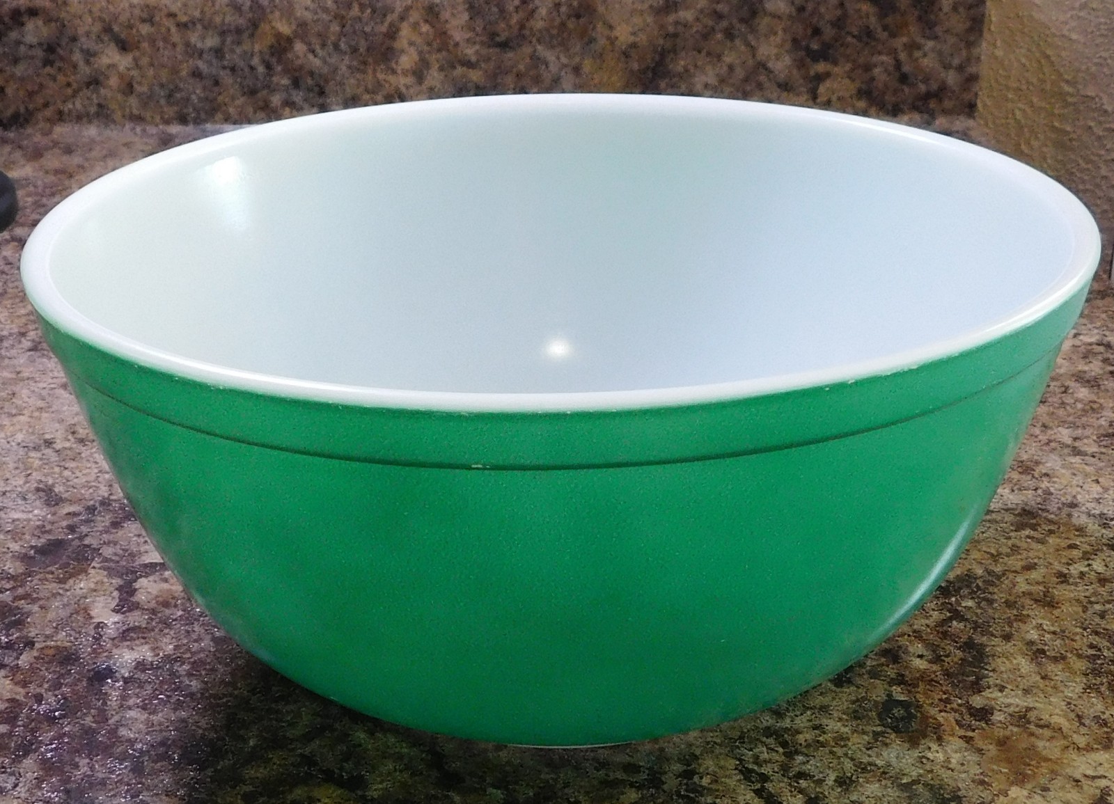 Vintage PYREX 403 Milk Glass Mixing Bowl Primary Green 2 1/2 Quart 8 3/4\ Vintage PYREX 403 Milk Glass Mixing Bowl Primary Green 2 1/2 Quart 8 3/4\
