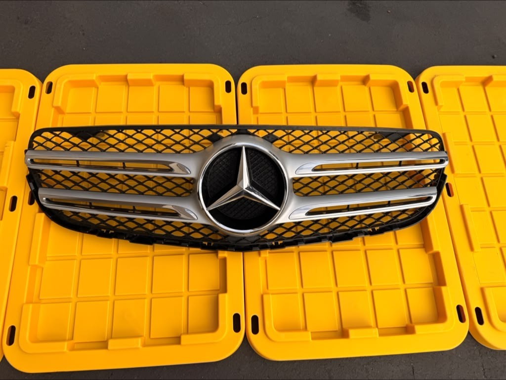 2016 - 2019 Mercedes-Benz OEM GLC300 X253 Front Bumper Center Grille Assembly