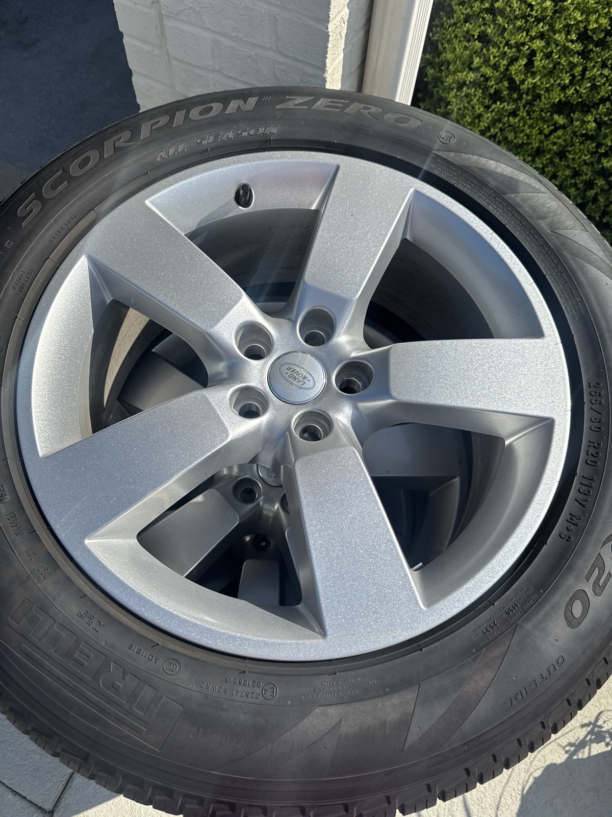 Land Rover Defender Wheels w/ tires Land Rover Defender Wheels w/ tires