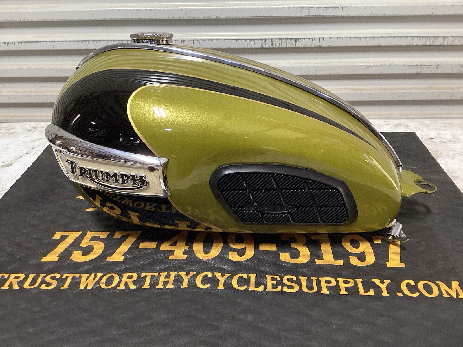 1970 TRIUMPH TRIDENT BEAUTY KIT N. AMERICAN GAS TANK ORIGINAL SPRING GOLD PAINT