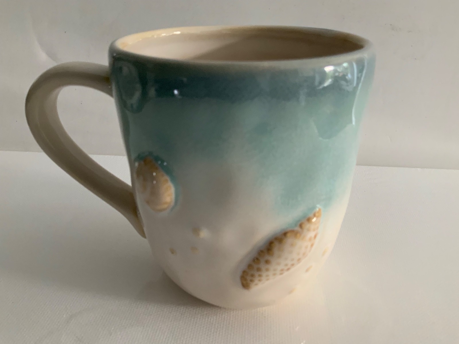 SONOMA LIFE STYLE SEASIDE MUG 16 OZ SAND & AQUA EMBOSSED SEA SHELLS FLAWED