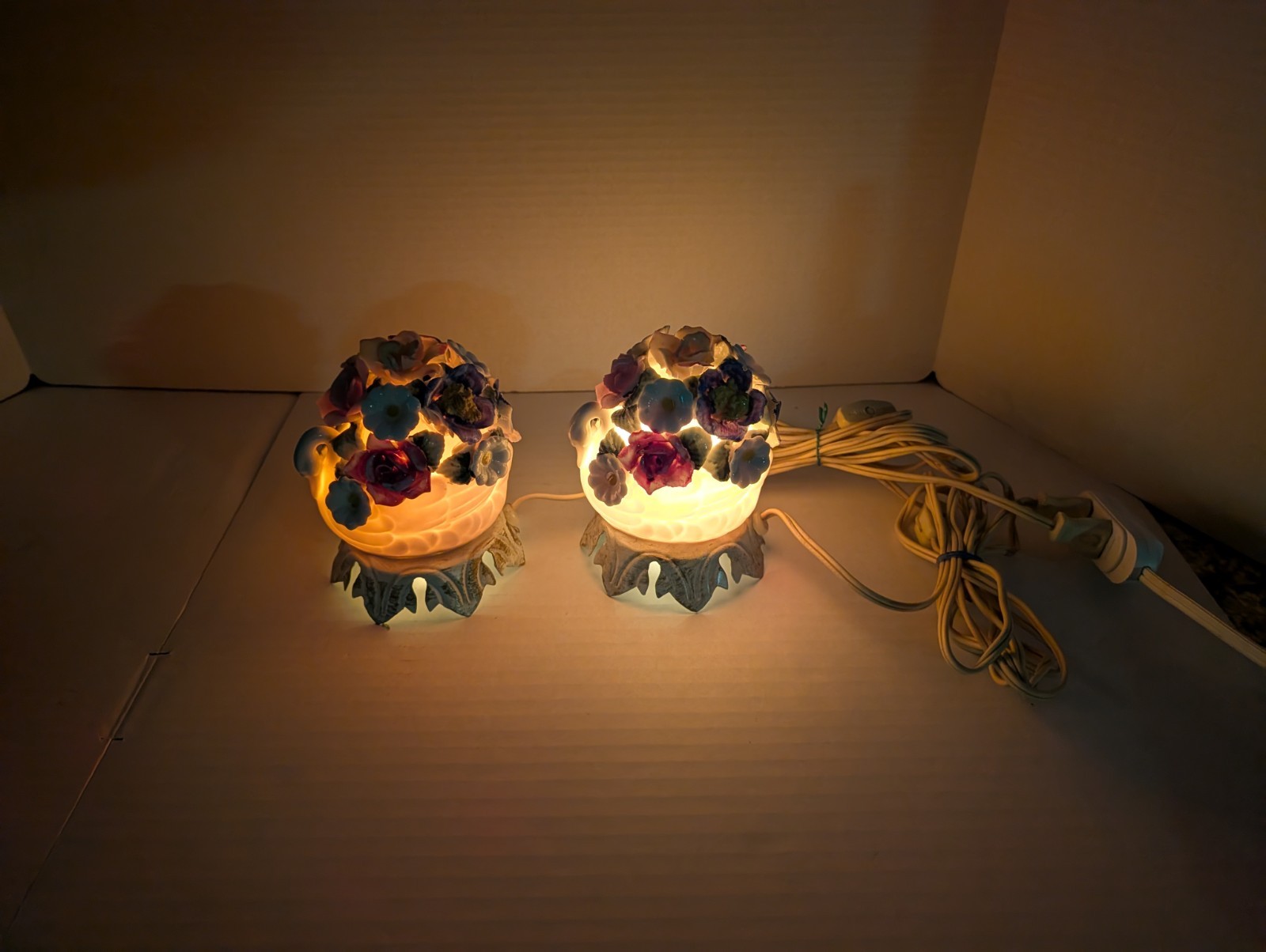 Underwriter\'s Laboratories Portable Lamp Flower Decoration AS IS Chipped Leaf Underwriter\'s Laboratories Portable Lamp Flower Decoration AS IS Chipped Leaf