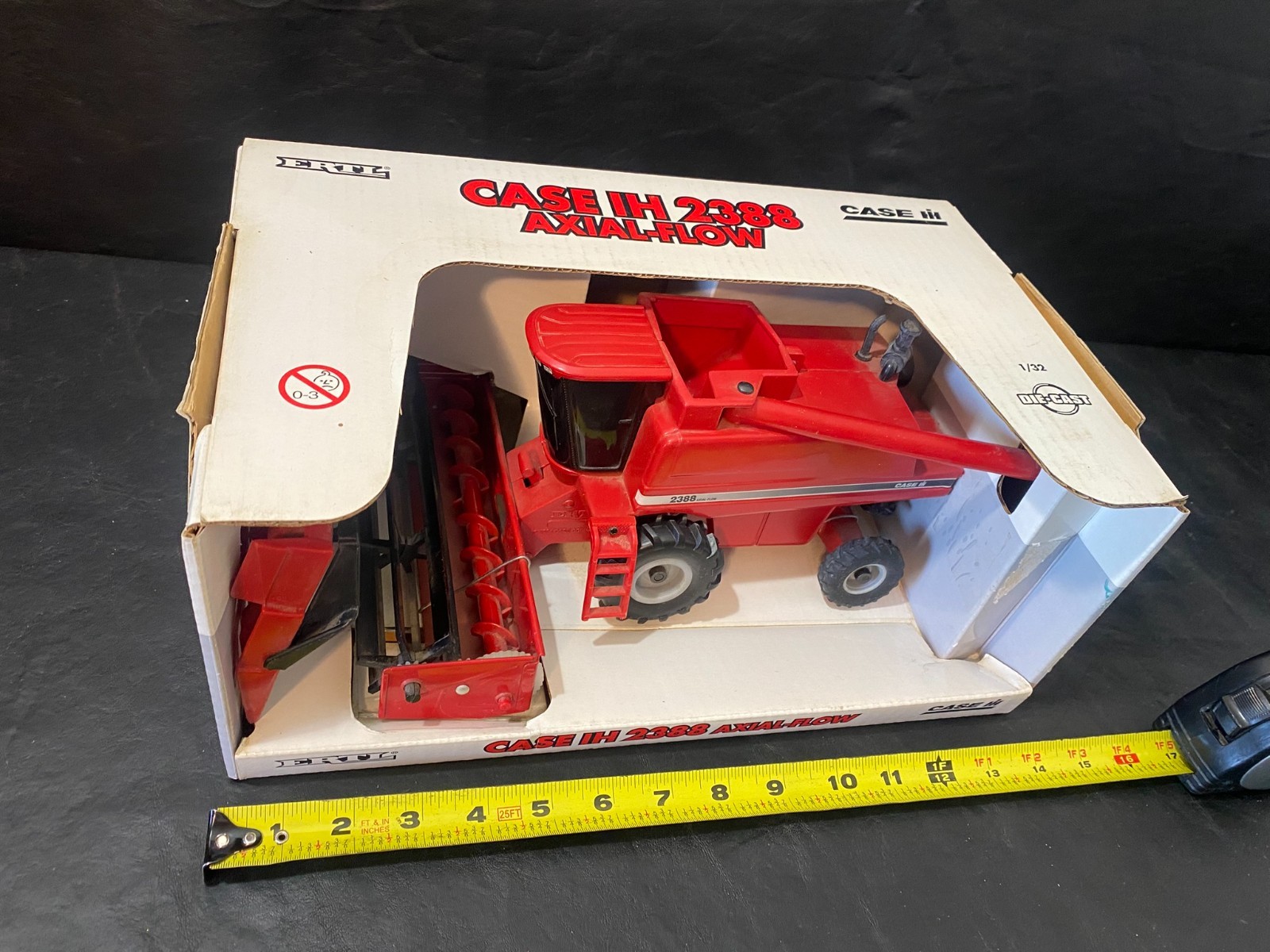 ERTL Case IH 2388 Axial-Flow diecast combine tractor 1:32 ERTL Case IH 2388 Axial-Flow diecast combine tractor 1:32