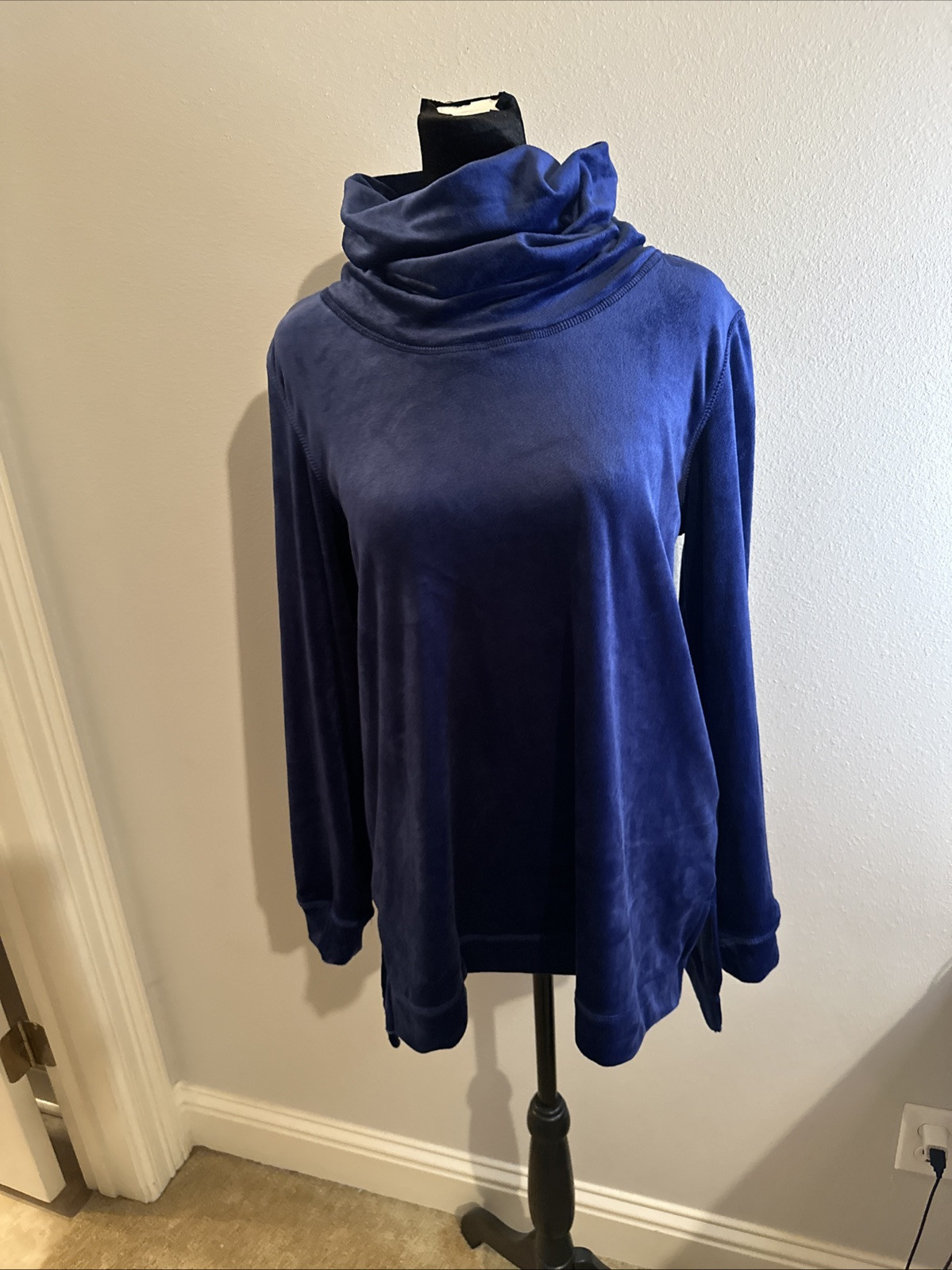 Magaschoni Women’s Medium Long Sleeve Pullover Shirt Sapphire Blue Soft Sweater