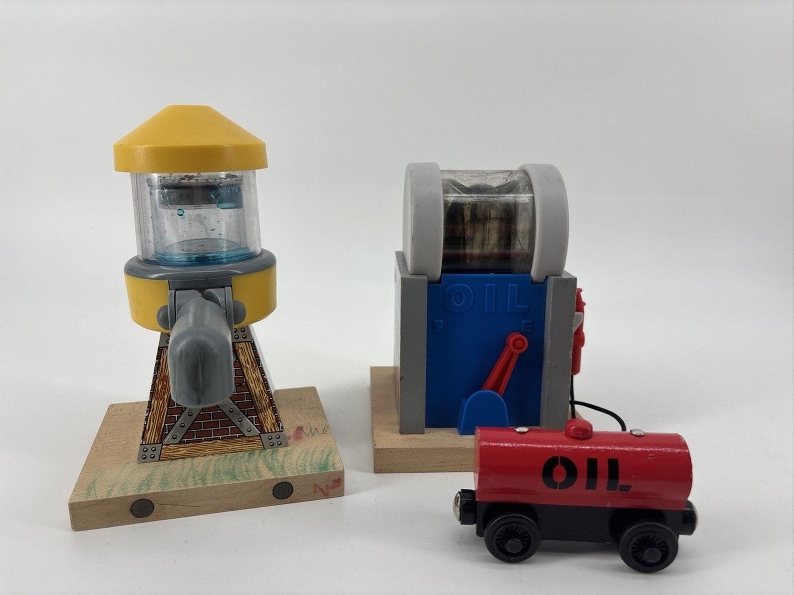 Vintage Thomas Sodor Water Tower, Oil Depot, Oil Car Vintage Thomas Sodor Water Tower, Oil Depot, Oil Car