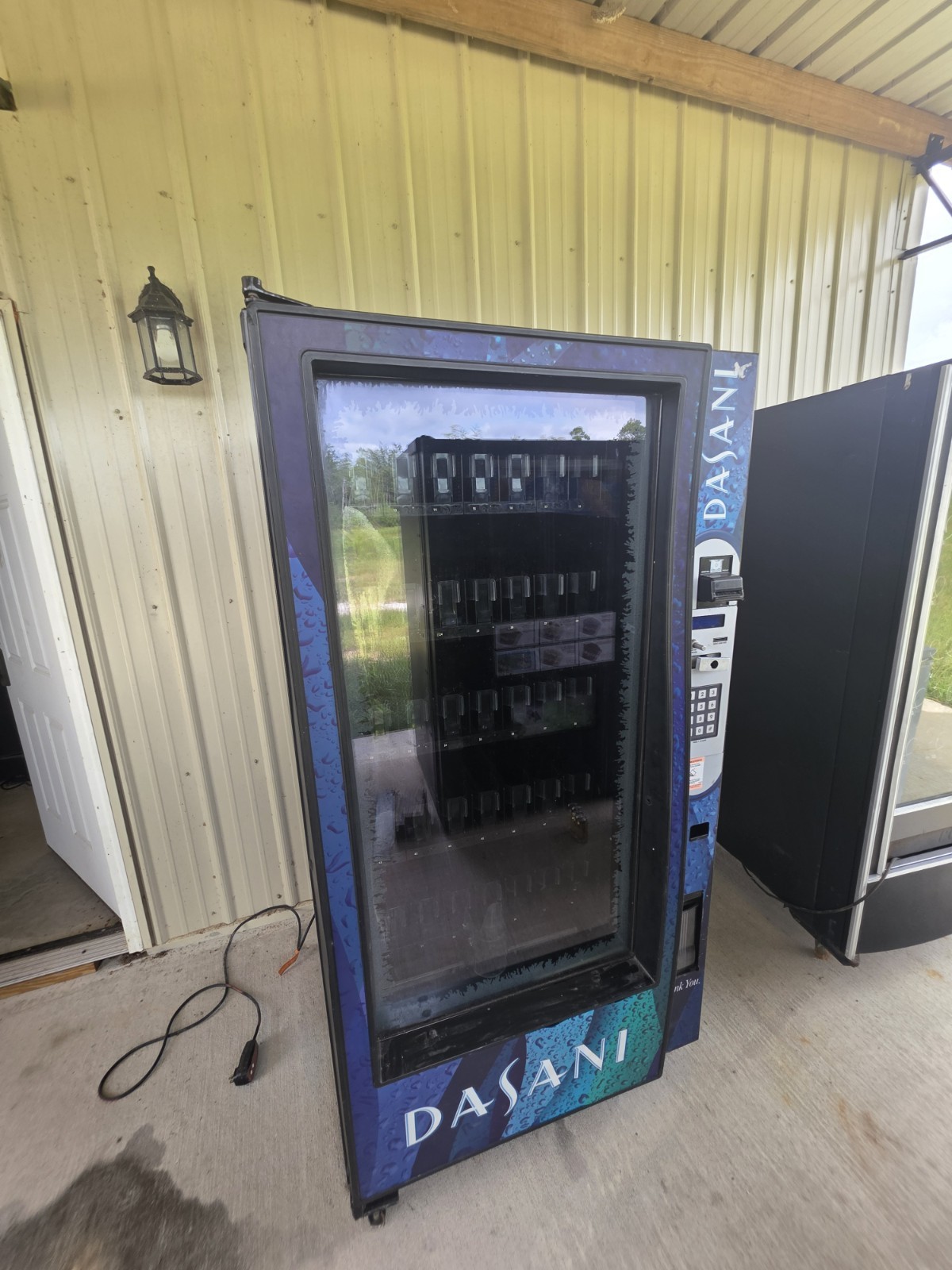 ROYAL RVV500 GLASS FRONT DRINK VENDING MACHINE ROYAL RVV500 GLASS FRONT DRINK VENDING MACHINE