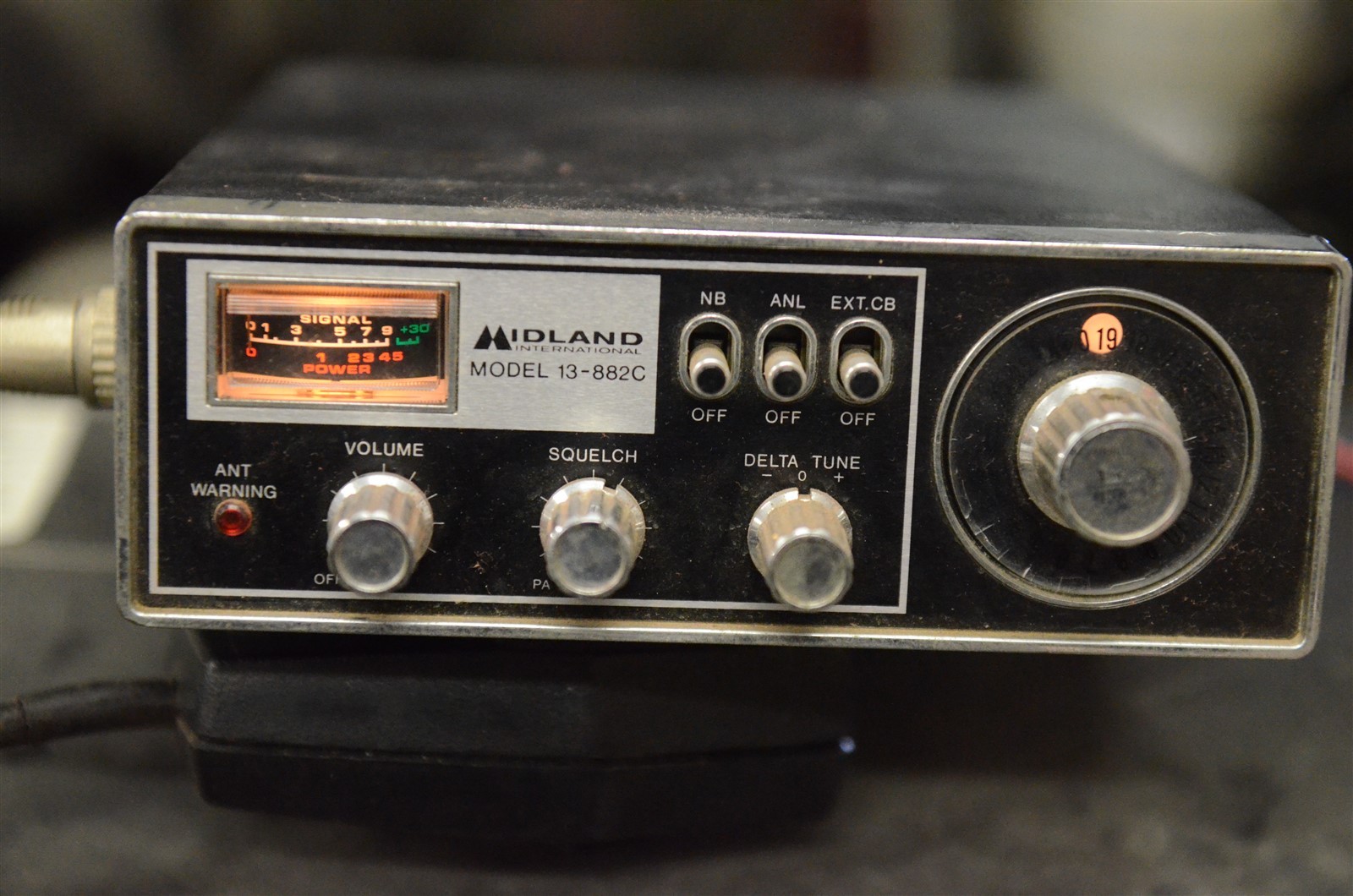 MIDLAND Vintage 1976 Model 13-882C CB Radio Transceiver 23 Channel With Mic