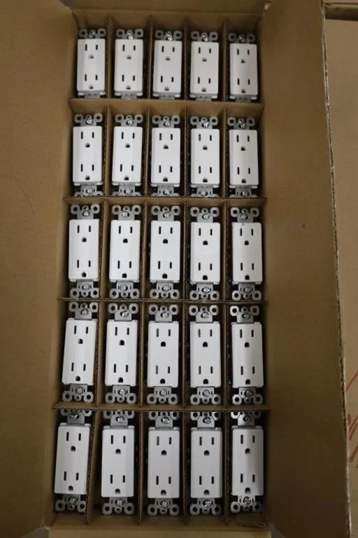 *QTY 100* Legrand 885TRW 15 Amp Tamper Resistant Decorator Duplex Outlet WHITE *QTY 100* Legrand 885TRW 15 Amp Tamper Resistant Decorator Duplex Outlet WHITE