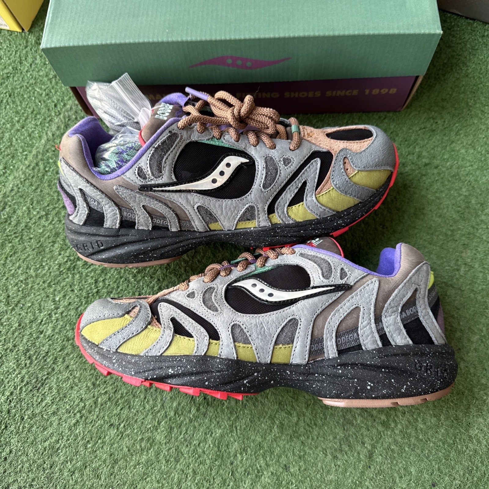 Size 8.5 - Bodega x Saucony Grid Azura 2000 Ever Ready Size 8.5 - Bodega x Saucony Grid Azura 2000 Ever Ready