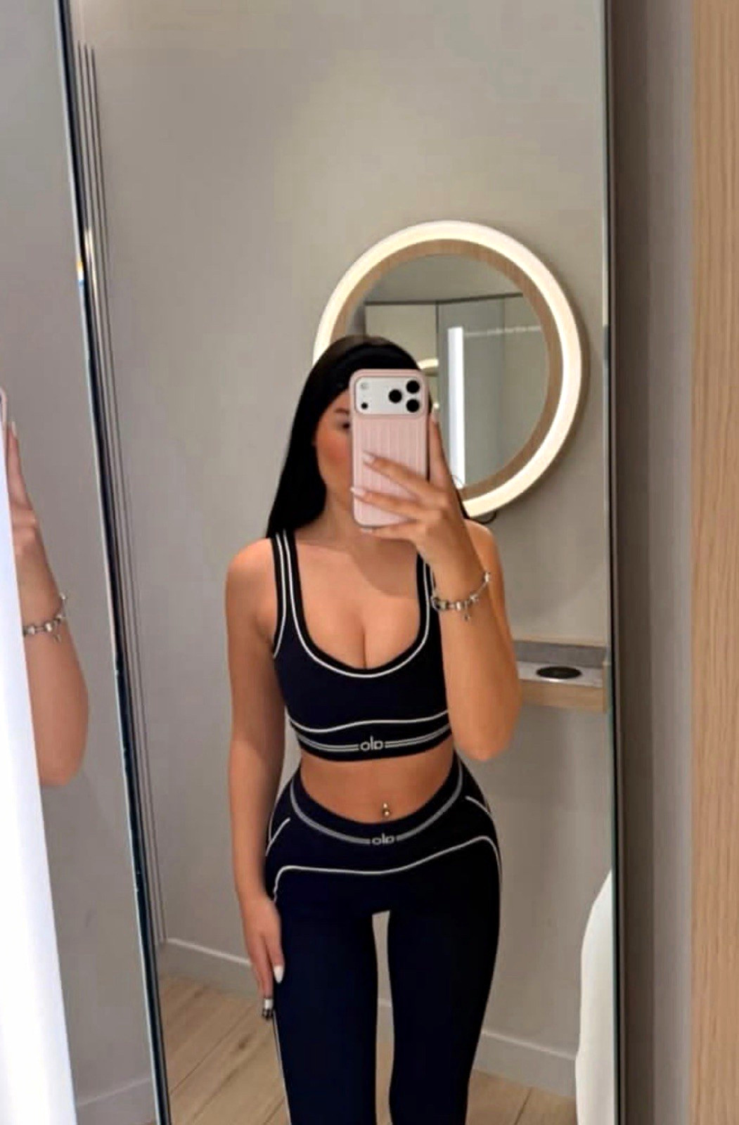 ALO Black/White 2-Piece Activewear Set Logo Stretch Bra & Leggings 27\