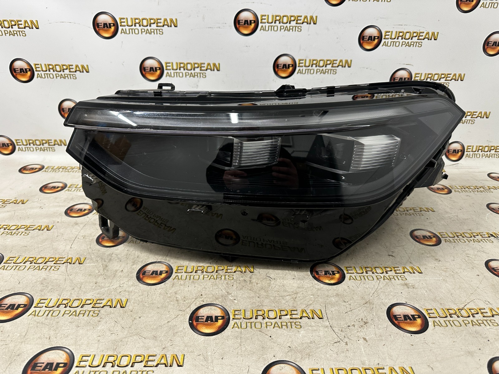 2025 2026 VW Tiguan DRIVER SIDE Left Headlight OEM BROKEN TABS COMPLETE