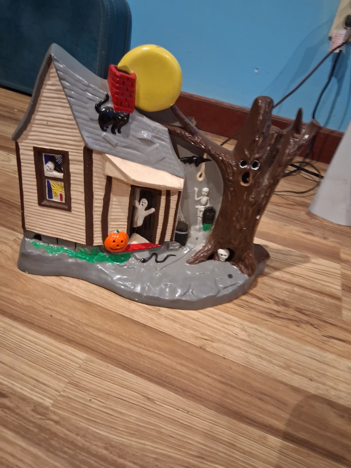 Vintage 1978 kemple Haunted house mold hand painted With working lights