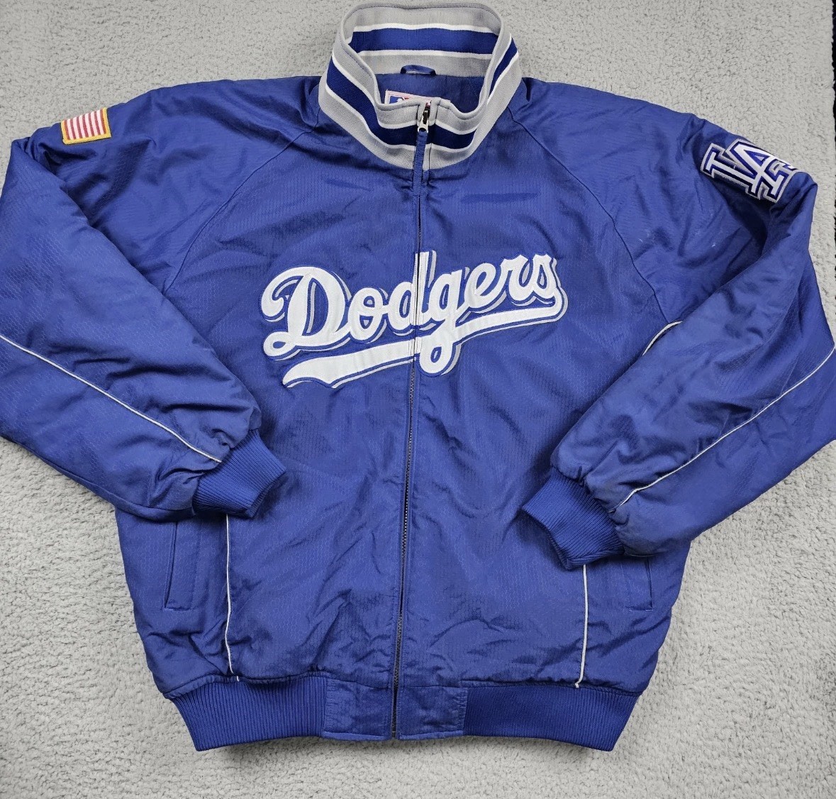 VTG 00s MLB Los Angeles Dodgers Majestic Dugout Bomber Jacket USA Flag Patch 2XL VTG 00s MLB Los Angeles Dodgers Majestic Dugout Bomber Jacket USA Flag Patch 2XL