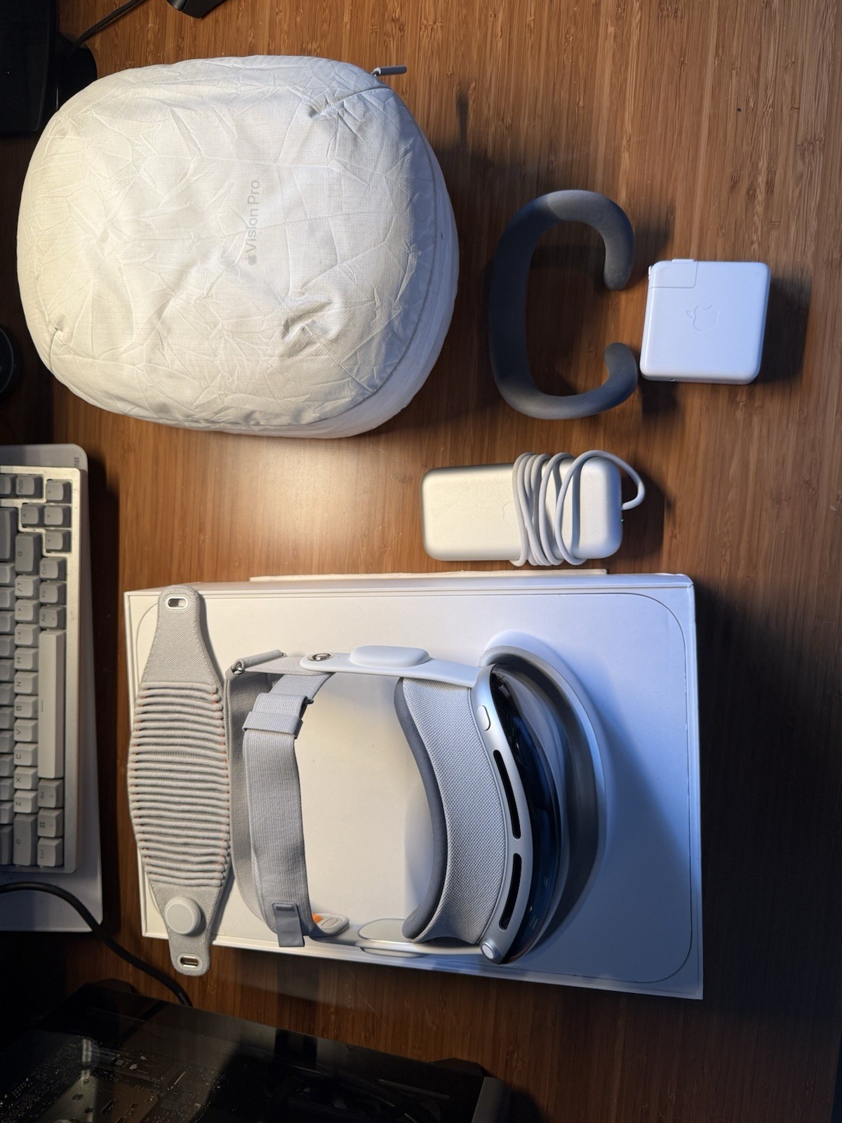 Apple Vision Pro M2 256 GB, With Travel Case And Box