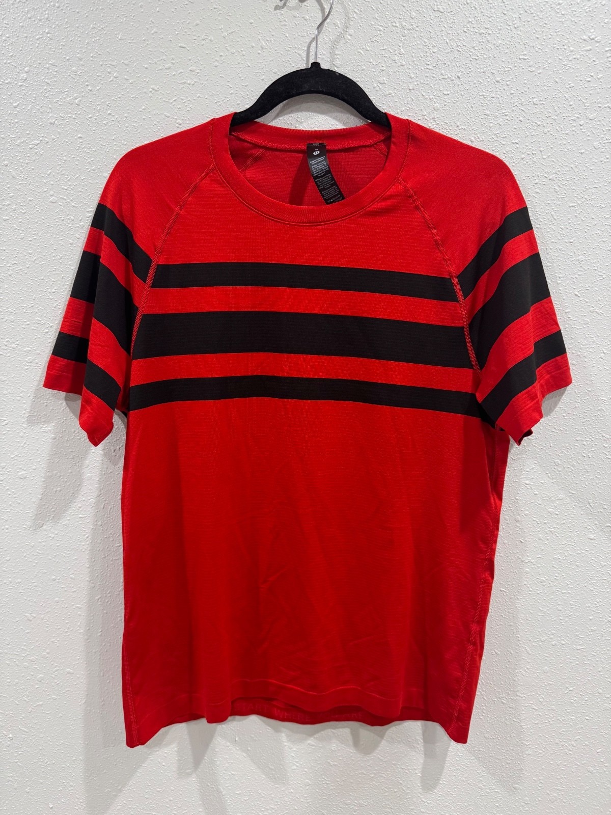 Lululemon Men’s Metal Vent Short Sleeve Shirt Oxford Red Black Stripe Size M