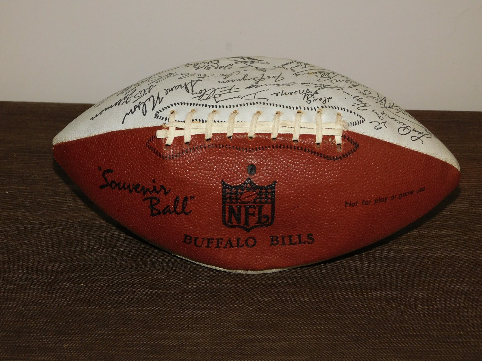 VINTAGE 1978 BUFFALO BILLS SOUVENIR SIGNED FOOTBALL NFL *NOT REAL SIGNATURES VINTAGE 1978 BUFFALO BILLS SOUVENIR SIGNED FOOTBALL NFL *NOT REAL SIGNATURES