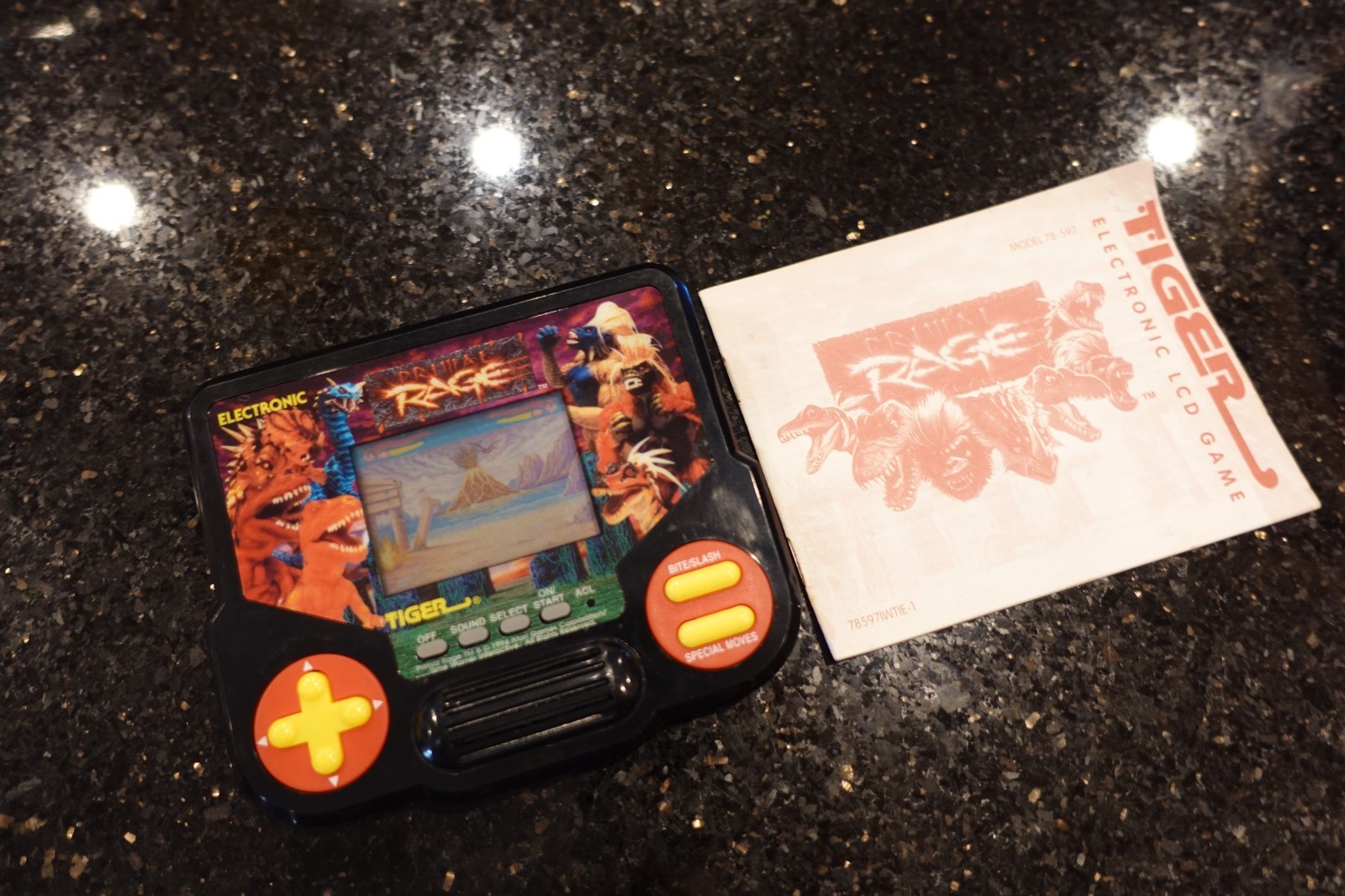 Vintage PRIMAL RAGE   by  TIGER Handheld Electronic LCD  Video game D7