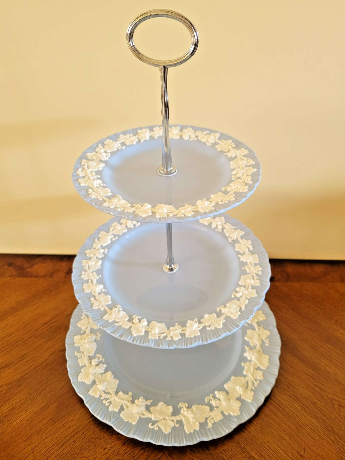 WEDGWOOD QUEENSWARE CREAM ON LAVENDER SHELL EDGE 3 TIER TIDBIT SERVER CAKE STAND WEDGWOOD QUEENSWARE CREAM ON LAVENDER SHELL EDGE 3 TIER TIDBIT SERVER CAKE STAND