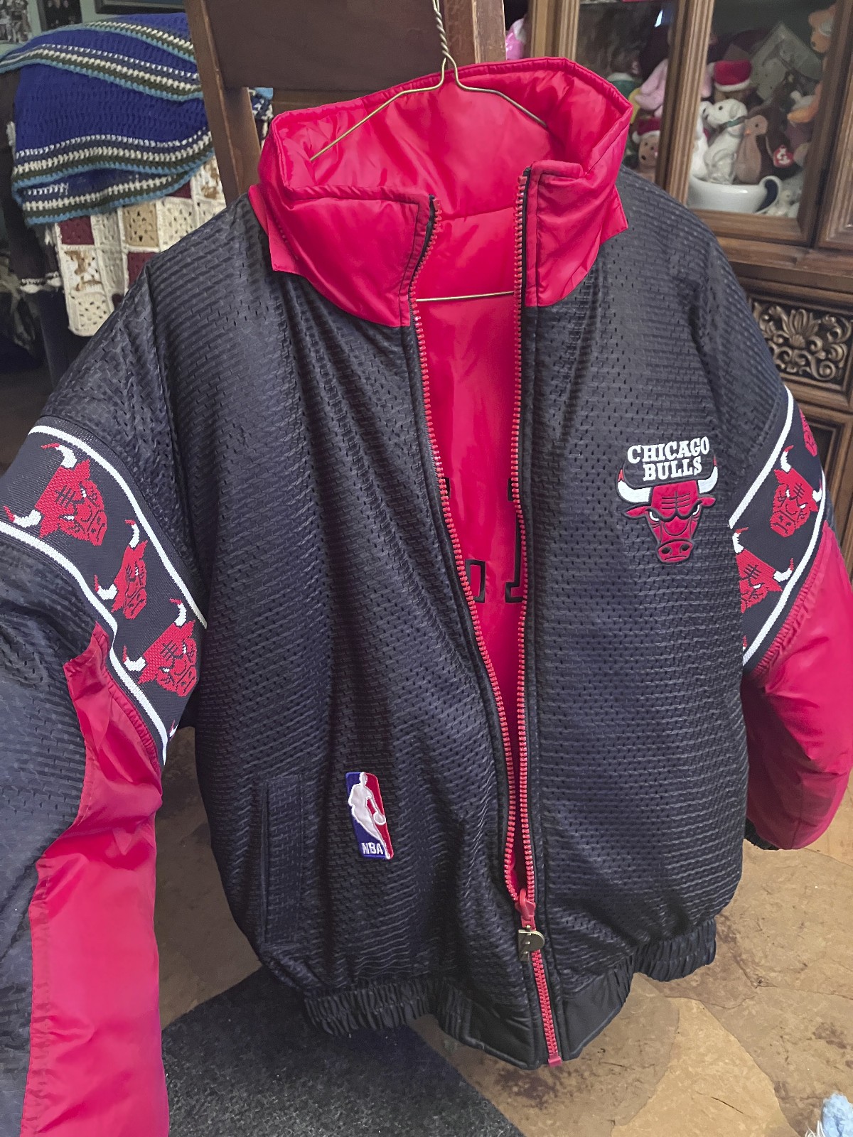 Chicago Bulls Pro Player Reversible Puffer Jacket Medium Brand New Never Worn Chicago Bulls Pro Player Reversible Puffer Jacket Medium Brand New Never Worn