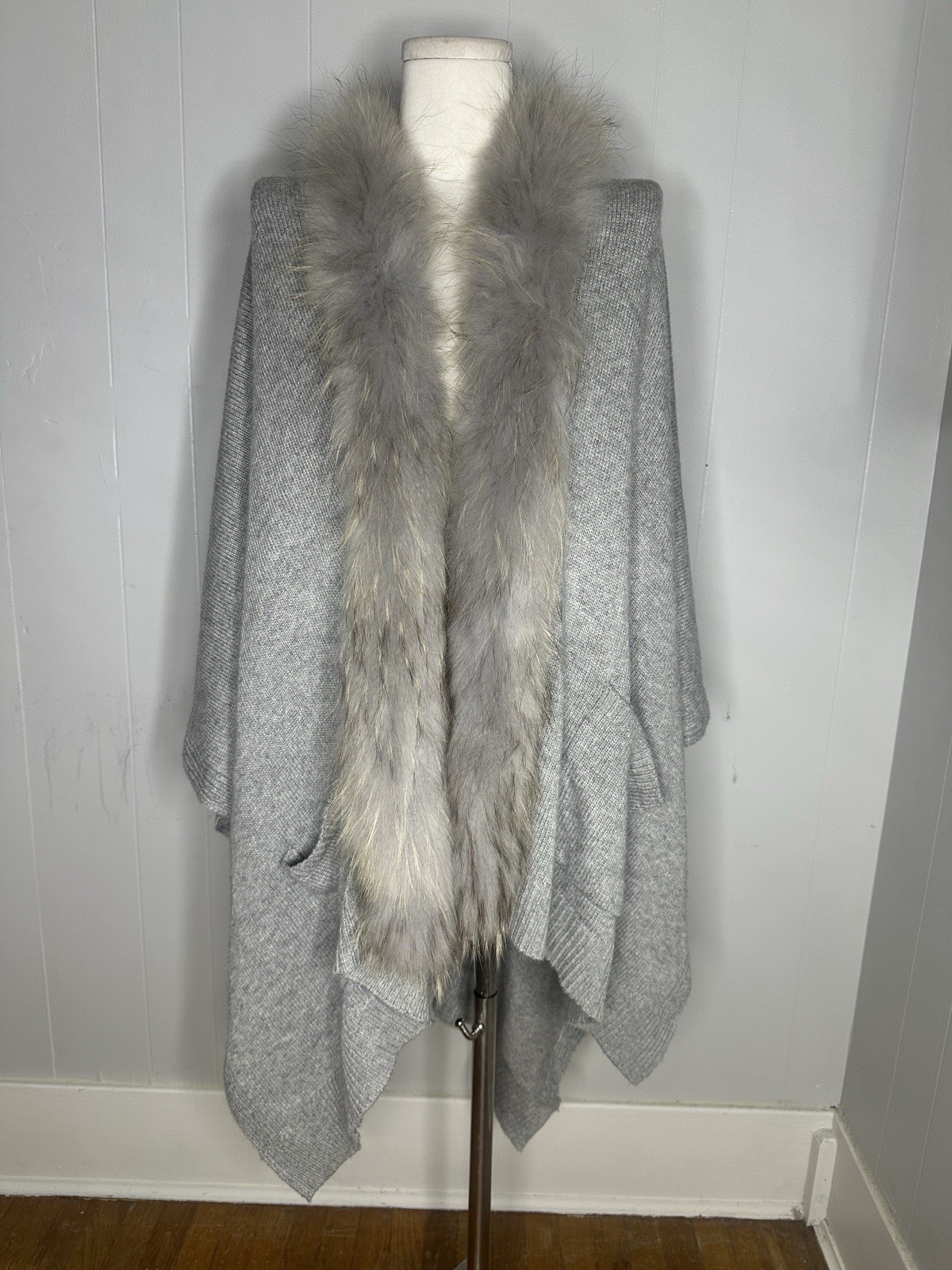 Vintage Linda Richard’s NY Genuine Fur Trim One Size Shawl Poncho