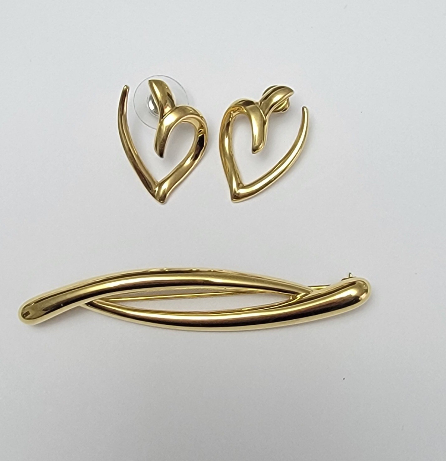 Vintage Monet Gold Tone Jewelry Set Openwork Heart Post Earrings & Abstract... Vintage Monet Gold Tone Jewelry Set Openwork Heart Post Earrings & Abstract...