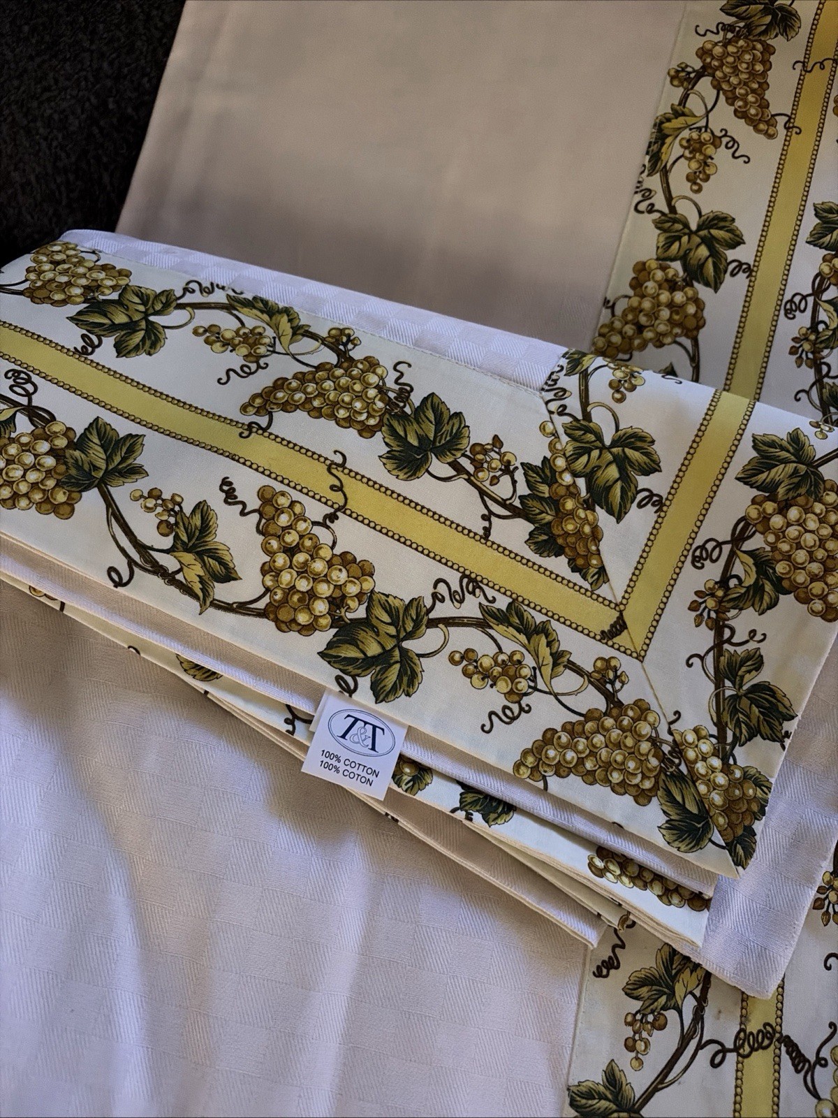 Vintage T&T Italy 100% Cotton Tablecloth Gold Grapes Vineyard Italian 70 x 108