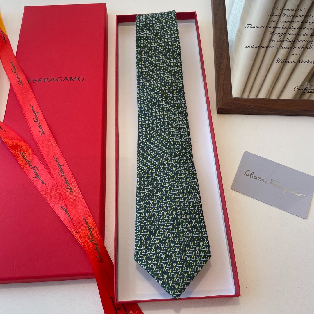 NWT Men\'s Luxury Ferragamo Silk Tie Executive Business Formal