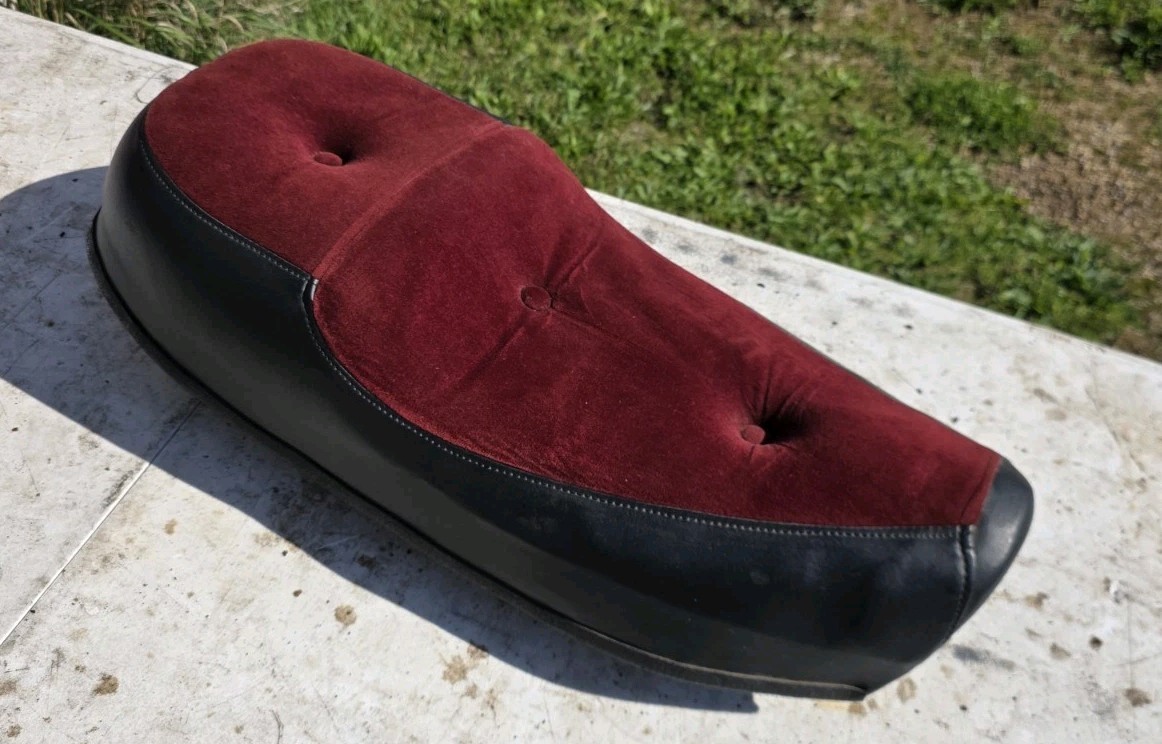 TRIUMPH RED VELVET CHOPPER VINTAGE  SEAT SADDLE BONNEVILLE ? T120 ? TIGER ?