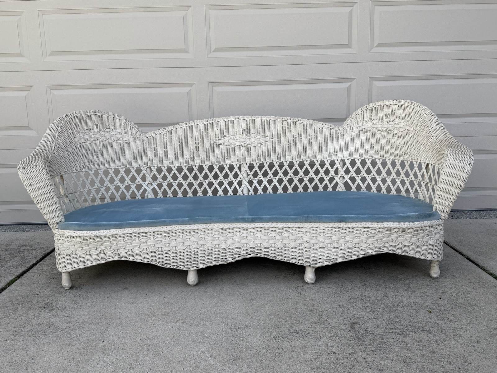  Vintage White Wicker Sofa   Vintage White Wicker Sofa 