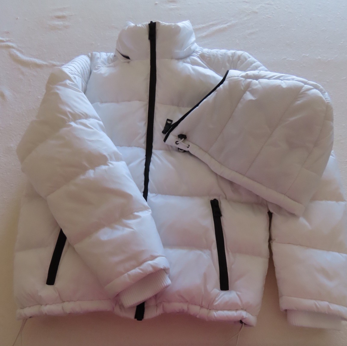 GUESS Los Angeles Men’s S White Hooded Full Zip Short Puffer Jacket GUESS Los Angeles Men’s S White Hooded Full Zip Short Puffer Jacket