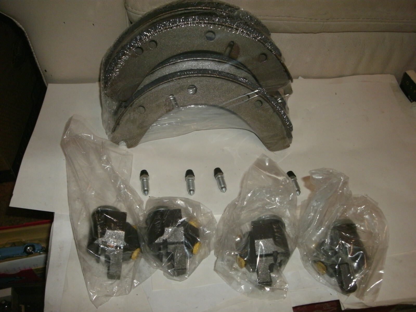 MGA NEW FRONT BRAKE SHOE SET OF 4 WITH 4 WHEEL CYLINDERS 55-59 MGA 1500