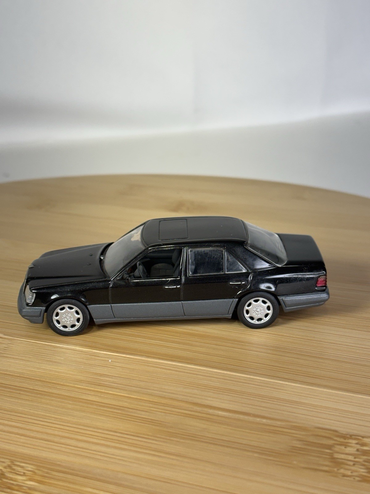 Minichamps Mercedes-Benz E200-E420 1993 1:43 Minichamps Mercedes-Benz E200-E420 1993 1:43