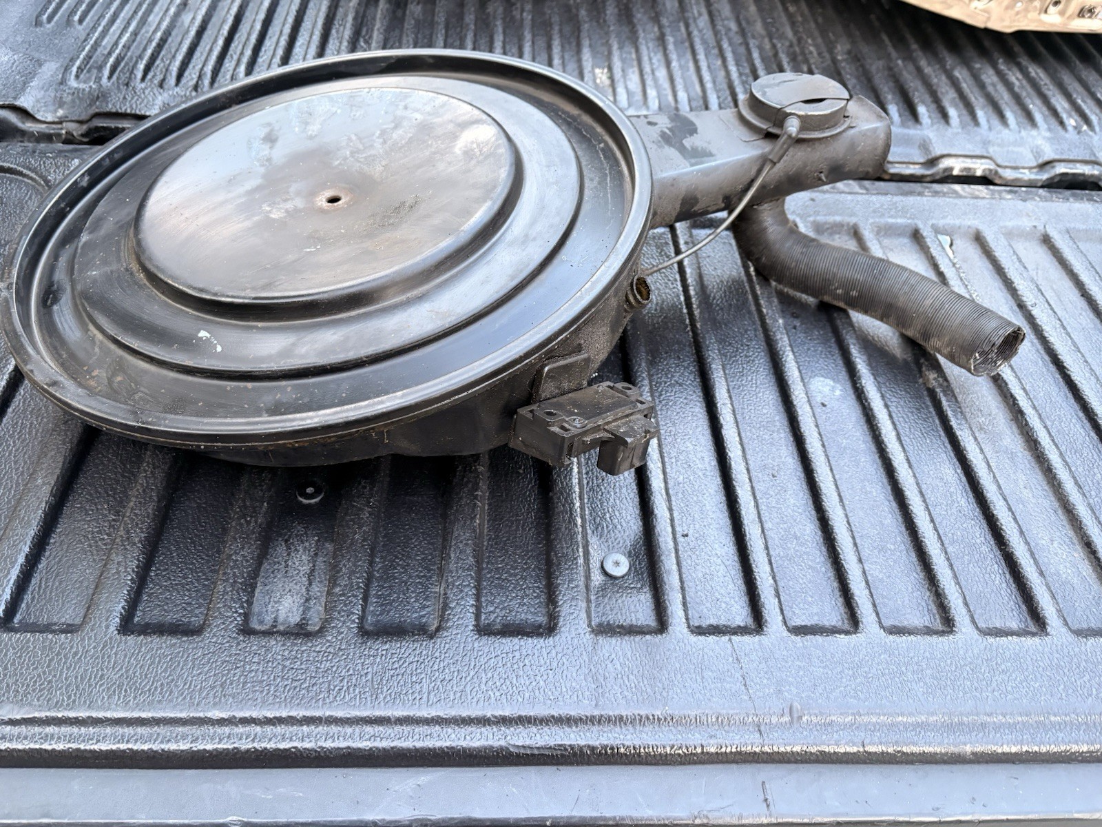 1986-1988 Monte Carlo V6 4.3L TBI Air Cleaner Used OEM 1986-1988 Monte Carlo V6 4.3L TBI Air Cleaner Used OEM