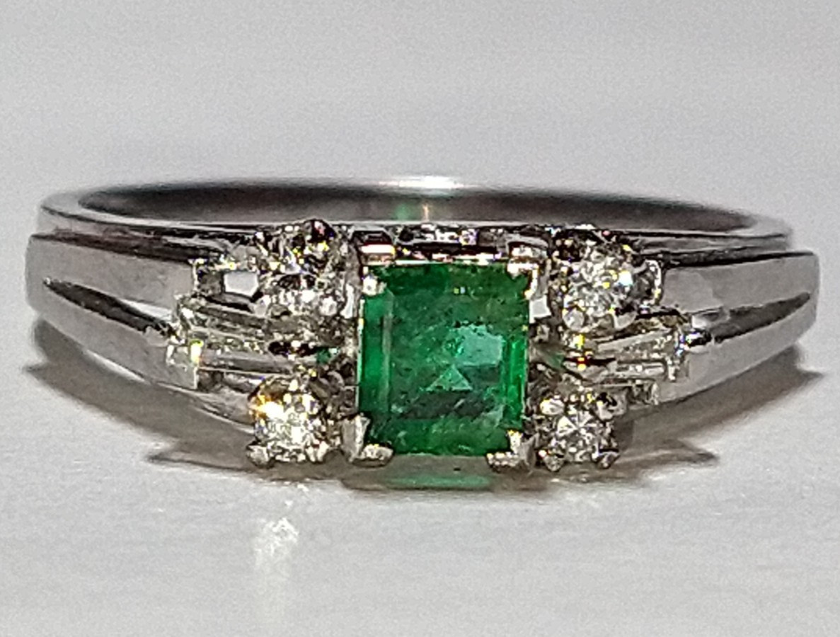 Solid platinum 0.46 carat natural emerald diamond ring 5.18 grams - sz 6
