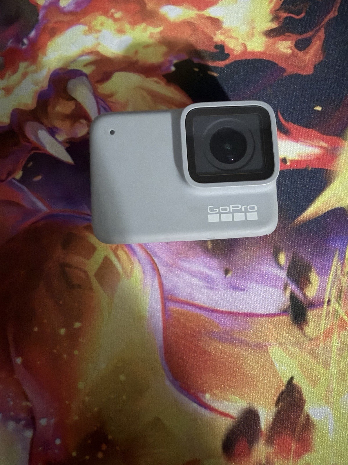 GoPro HERO7 White HD Action Camera 2.0in Touch Screen GoPro HERO7 White HD Action Camera 2.0in Touch Screen