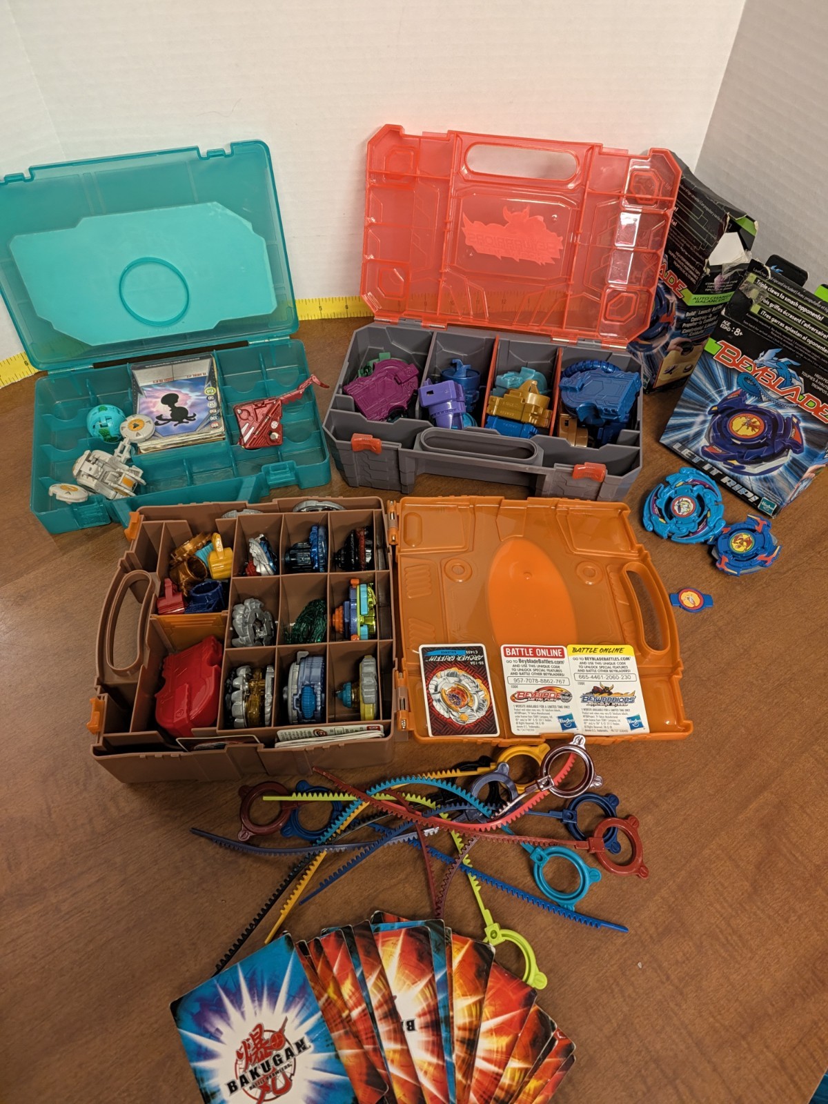 HUGE  BEYBLADE LOTLAUCNHERS,RIPCORDS,CASES BEYBLADE Metal Furry Bakugan Lot