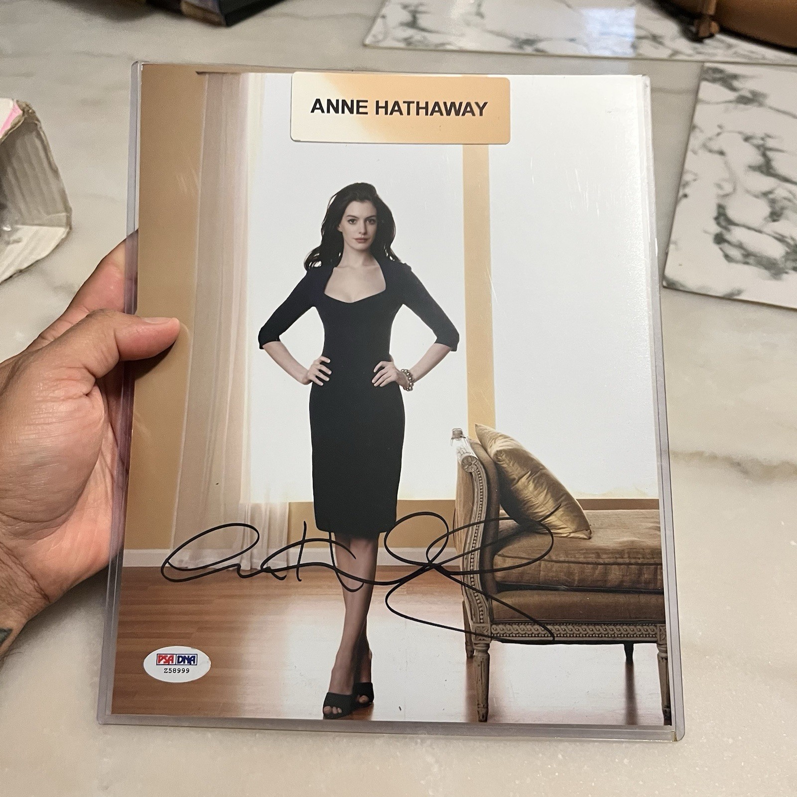 ANNE HATHAWAY SIGNED PHOTO AUTO PSA DNA BEAUTIFUL SEXY BLACK DRESS AUTOGRAPHED