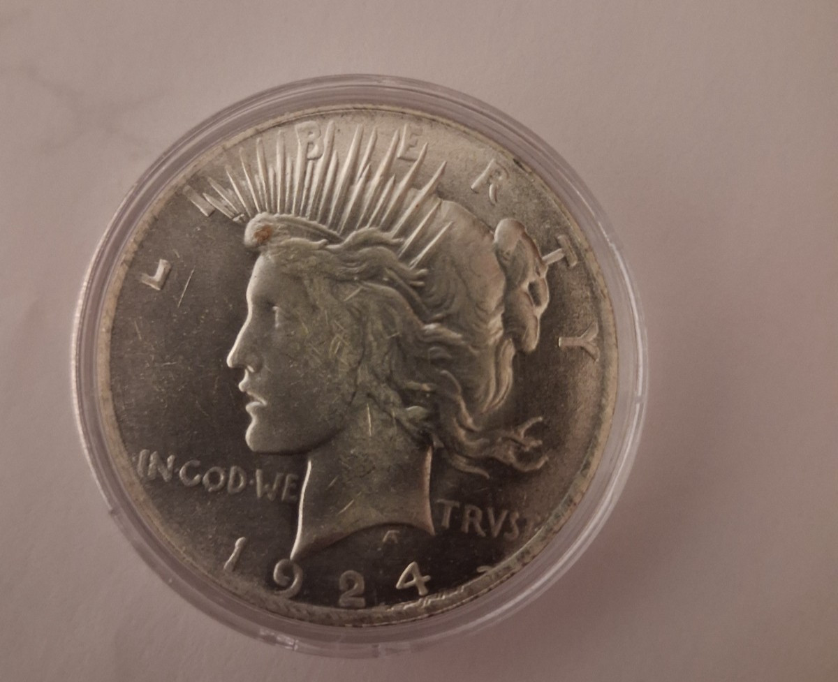 1924 Peace  silver Dollar in great Condition as pictured