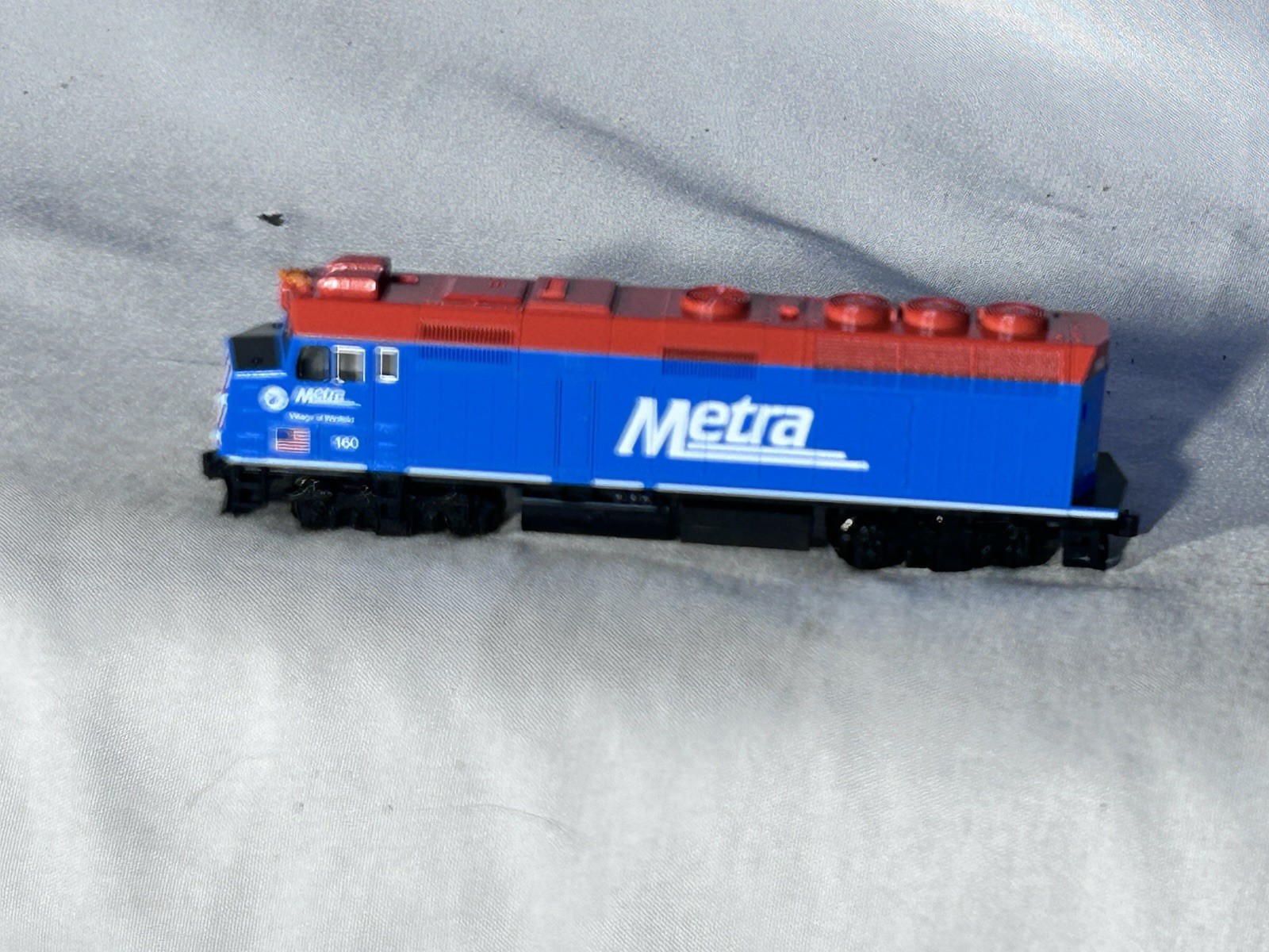 Striking KATO Chicago Metra F40-PH Locomotive #160 N Gauge Striking KATO Chicago Metra F40-PH Locomotive #160 N Gauge