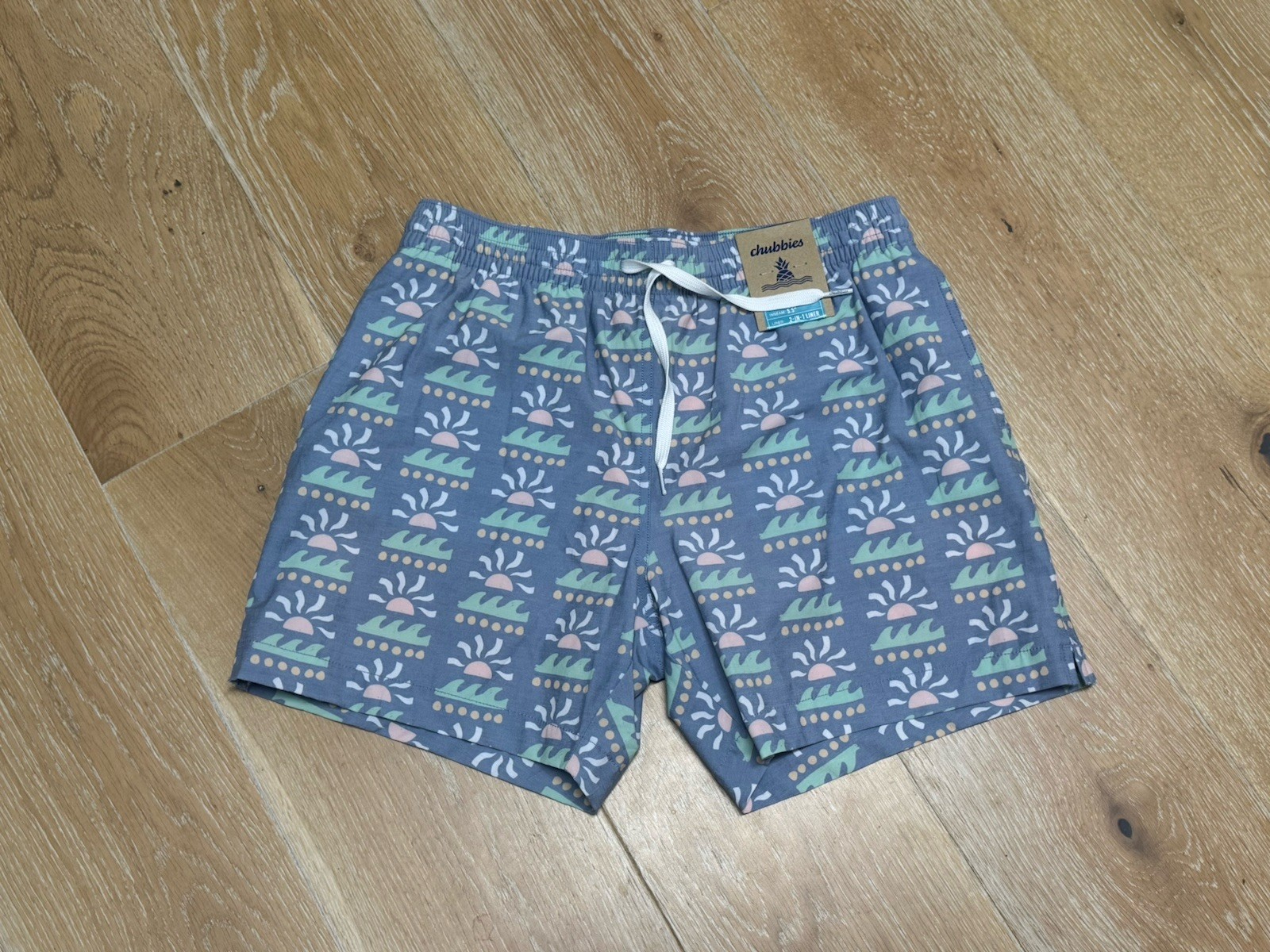 NWT Chubbies The Easygoers - Gray/Blue 5.5” Swim Trunk w/liner Medium NWT Chubbies The Easygoers - Gray/Blue 5.5” Swim Trunk w/liner Medium