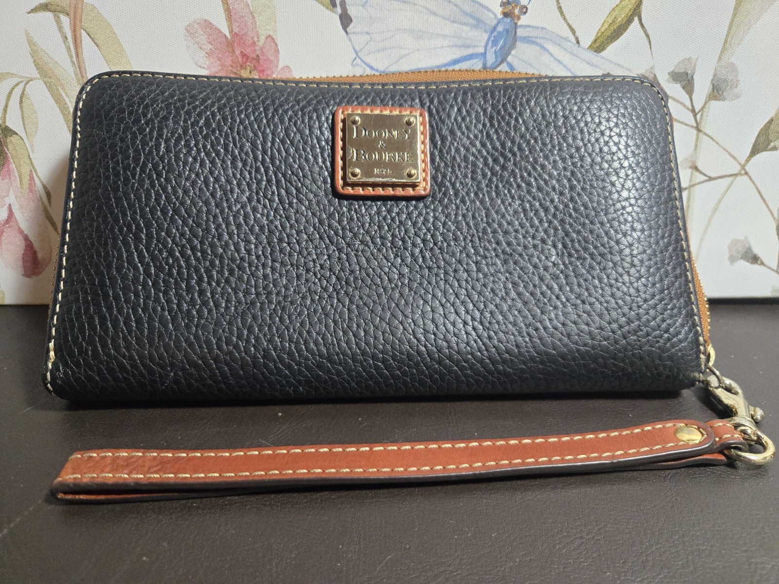 Vintage ​Dooney & Bourke Pebbled Leather Zip Around Wristlet Wallet VERY NICE