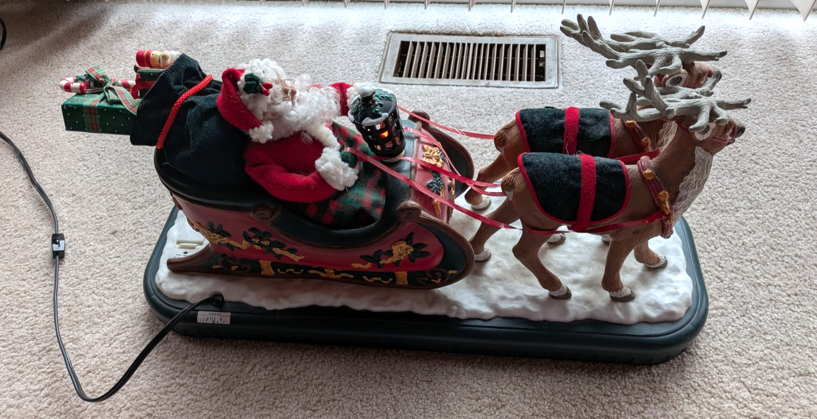 VTG 1995 Holiday Creations Animated Santa Sleigh & Reindeer Light & Music TESTED
