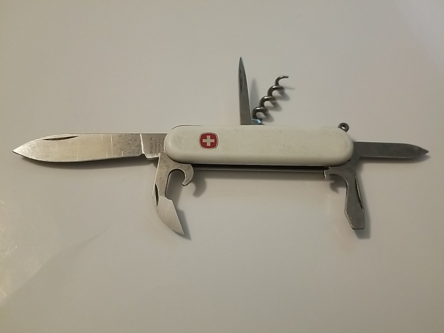 Wenger Commander White Swiss Army Knife Corkscrew Screwdrivers Bottle Opener Awl Wenger Commander White Swiss Army Knife Corkscrew Screwdrivers Bottle Opener Awl